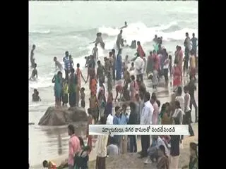 All beaches with full of crowds due to summer - Sakshi
