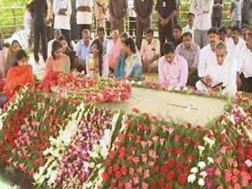 ys-jagan-mohan-reddy-pays-homage-to-ysr-on-his-birth-anniversary - Sakshi