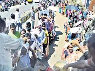 no food for cyclone hudhud victims in visakhapatnam - Sakshi