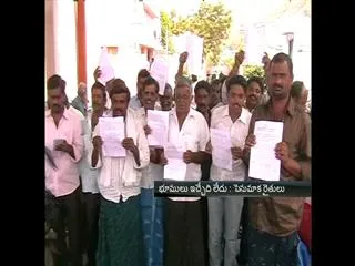 penumaka farmers against on land pooling - Sakshi