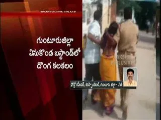 woman held for chain snatching in venukonda bustand - Sakshi