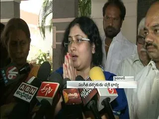 Music Director Chakri's wife rejects to speak on her family issues - Sakshi