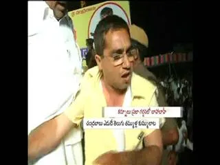 Fighting between two groups in telugu desam party - Sakshi