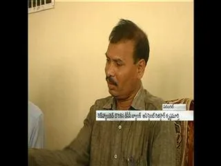 officer caught taking bribe in warangal - Sakshi