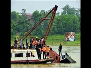 China ship capsize: 'Race against time' in Yangtze rescue - Sakshi