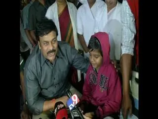 Chiranjeevi fulfills Cancer child's wish - Sakshi