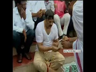 Chiranjeevi holy bath at Rajahmundry VIP pushkar ghat - Sakshi