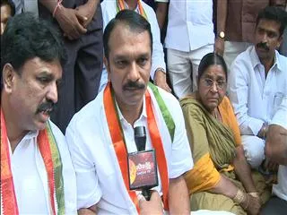 Congress Leaders Protests Against Aadhar Linking with Ration - Sakshi