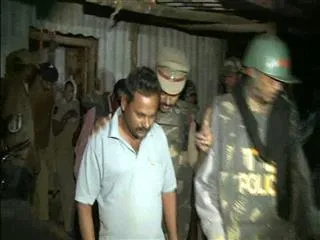 Police conducts cordon and search operation - Sakshi