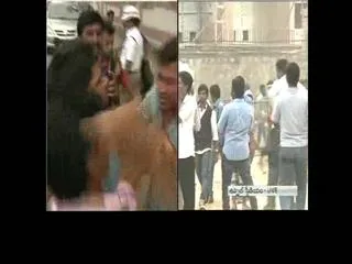 Cricket fans creates tension situation at Uppal Stadium - Sakshi