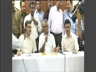 Airline stewardess caught for smuggling gold - Sakshi