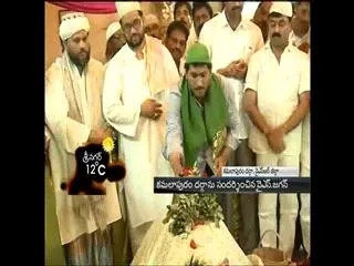 YS Jagan visits Kamalapuram Darga - Sakshi