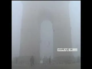 Heavy fog in Delhi, trains and flight delayed - Sakshi