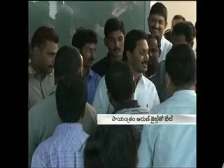 Y. S. Jaganmohan Reddy to meet Aruna Jaitley on Hudhud Cyclone - Sakshi