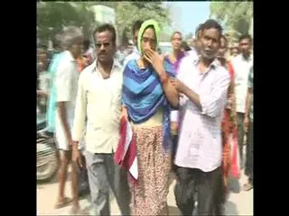 SI Sidhaiahs wife Dharani cries - Sakshi