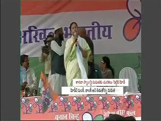 Mamata Benarjee fires on Narendra Modi - Sakshi