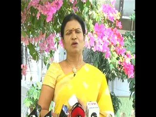 DK Aruna takes on Telangana CM KCR Over uses public money for temple visits - Sakshi