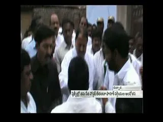 congress-mlc-farooq-hussain-supporters-ruckus-in-party-meeting - Sakshi