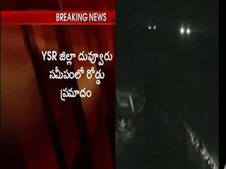Tavera roll over: Four Ayyappa devotees died - Sakshi