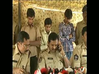 Police busts gang of robbers who stole vehicles - Sakshi