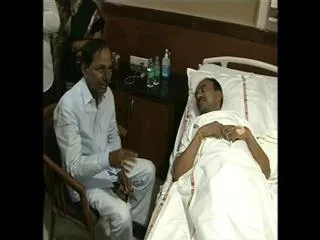 KCR consoles Etela Rajender in Hospital - Sakshi