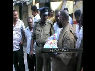 Parents leave's boy child in temple - Sakshi