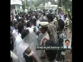 Farmers protests against sugar factory - Sakshi