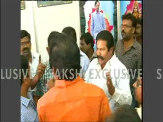 Telangana, Seemandhra employees fight in Secretariat - Sakshi