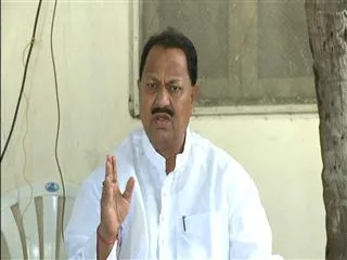 Quarrel between senior Congress leaders - Sakshi