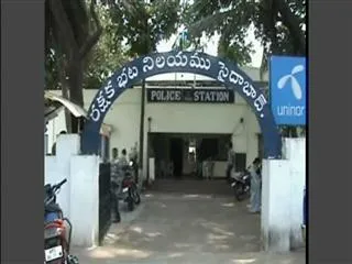Interest traders attack by man in dilsukhnagar - Sakshi