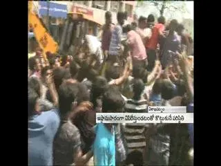Hudhud Cyclone Effect: Shortage of food - Sakshi