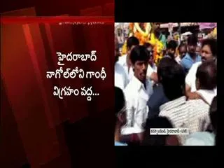 Leaders fights during paying tribute to Gandhi - Sakshi