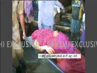 boat-upsets-in-godavari-2-killed - Sakshi