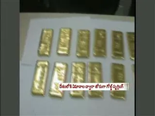 Baggage rules tightened to check gold import - Sakshi