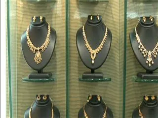 Gold Prices declines - Sakshi