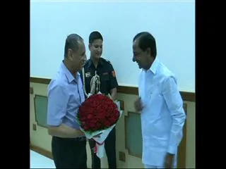 KCR meets Narasimhan, discuss on note for vote case - Sakshi