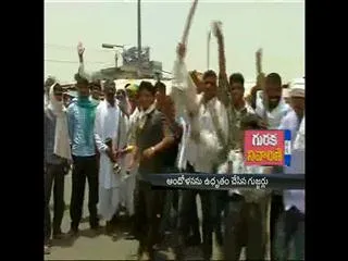 Roads blocked by Gujjars Community in Sikindar - Sakshi