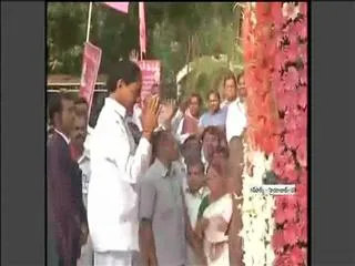 KCR pays tribute to Telangana Martyrs at Gun park - Sakshi