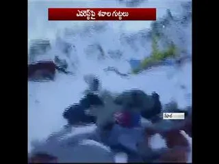 Nepal Earthquake : So many Dead Bodies on Mount Everest - Sakshi