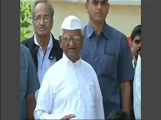 Anna Hazare warns of another fast over 'anti-farmer' provisions in land bill - Sakshi