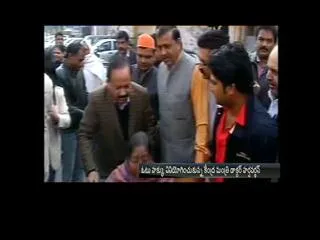 Harsh Vardhan casts his vote with his mother - Sakshi
