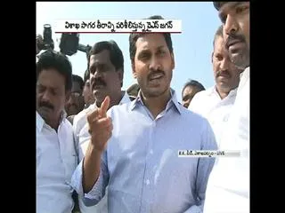 YS Jagan Mohan Reddy inspects sea erosion in RK beach - Sakshi