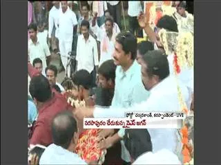 YS Jagan in Seven Horse Buggy in Narsapuram - Sakshi