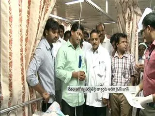 YS Jagan consoles Kantheti satyanarayana - Sakshi