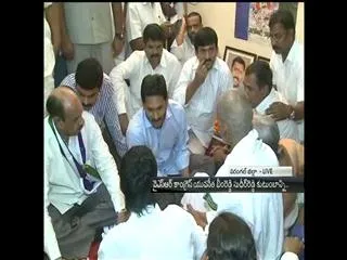 YS Jagan mohan reddy consoles Bheemreddy Sudheer reddy's family - Sakshi