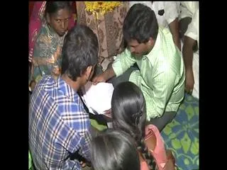 Raithu Bharosa Yatra: YS Jagan Consoles Vannurappa family - Sakshi