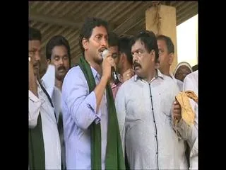 YS Jagan Mohan Reddy visits Tobacco centers - Sakshi