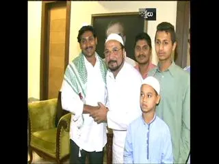 Muslim Brothers Meet YS Jagan in Lotus Pond - Sakshi