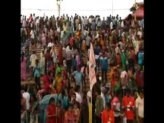 Godavari Pushkaralu 2015 || Heavy Crowd in East Godavari and West Godavari - Sakshi