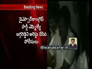 Village People in gopalapuram Protest Against Police - Sakshi
